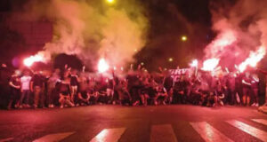 الاتحاد الأوروبي لكرة القدم يفرض غرامات على برشلونة بسبب أحداث مشجعيه المتعصبين 1