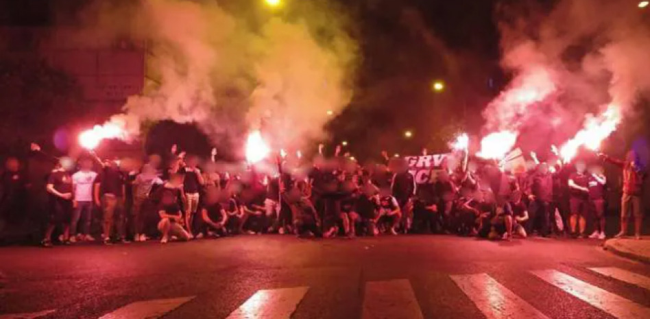 الاتحاد الأوروبي لكرة القدم يفرض غرامات على برشلونة بسبب أحداث مشجعيه المتعصبين 1